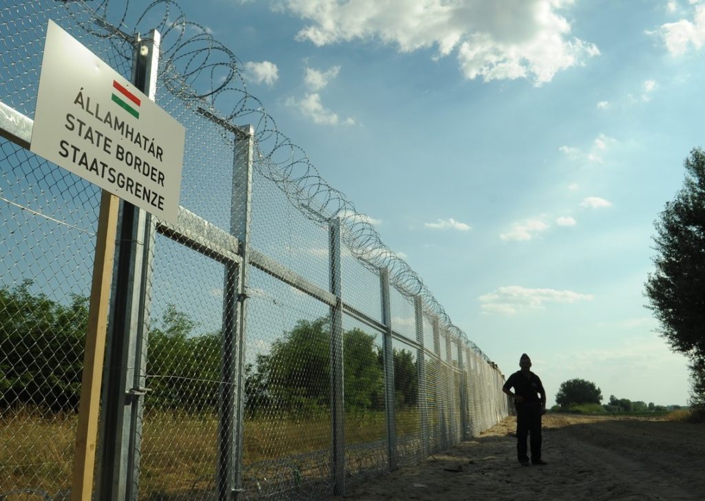 Zaun an der Grenze von Ungarn und Serbien